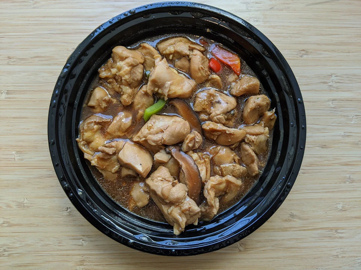 无骨黄焖鸡米饭 braised chicken with rice boneless